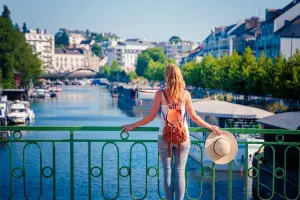 Turista observando Nantes