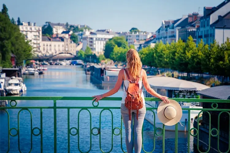 Turista observando Nantes
