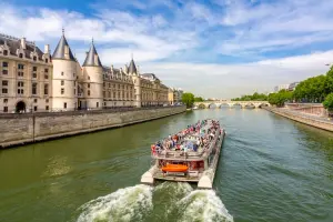 Rio Sena, em Paris, com um barco repleto de turistas, em dia nublado