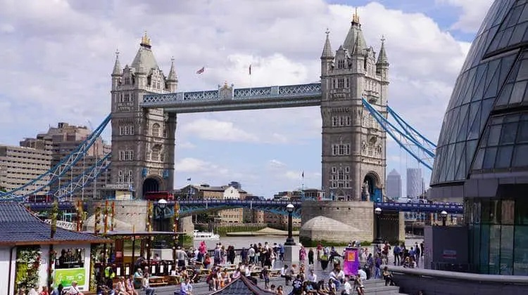 Tower Bridge em Londres, uma das cidades mais bonitas da Inglaterra.