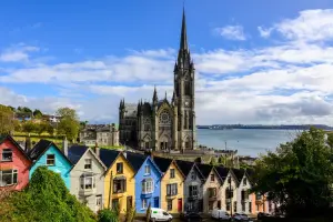 Paisagem da cidade de Cobh no sul da Irlanda