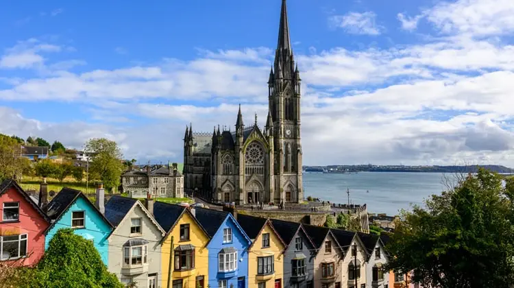 Paisagem da cidade de Cobh no sul da Irlanda
