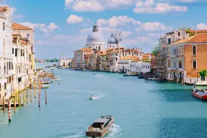 Canal Grande no centro de Veneza, uma das cidades mais bonitas da Itália
