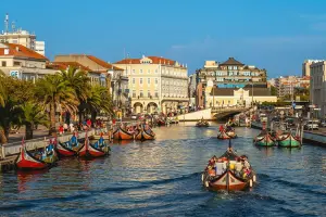 Barcos Moliceiros no canal de Aveiro, uma das cidades mais bonitas de Portugal