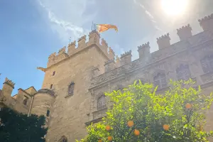 Torre com bandeira da Espanha