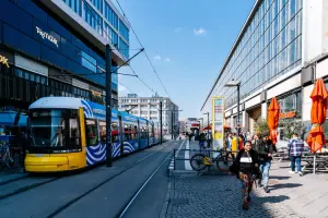 Tram amarelo, um transporte público, em uma rua de Berlim