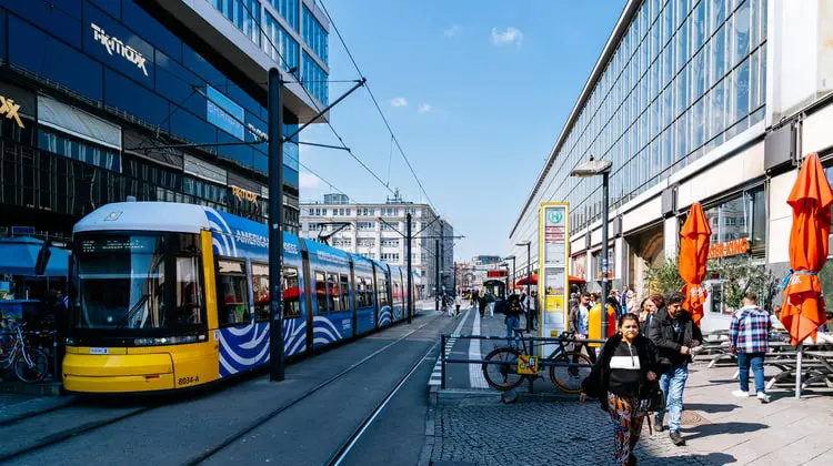 Tram amarelo, um transporte público, em uma rua de Berlim