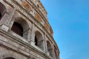 Vista dos arcos de um dos andares do Coliseu de Roma