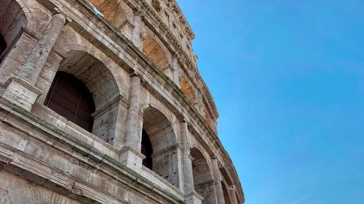 Vista dos arcos de um dos andares do Coliseu de Roma