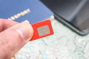 Turista segurando o seu chip internacional