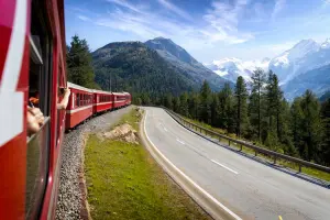 Visão da janela do trem Bernina Express.