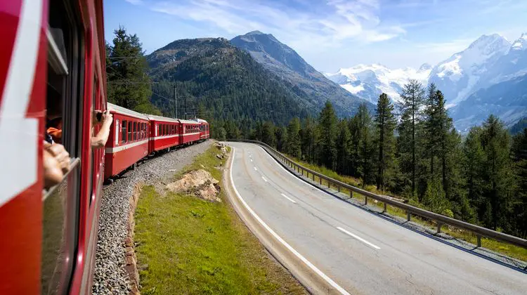 Visão da janela do trem Bernina Express.