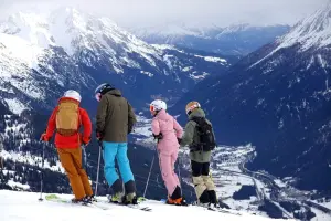 Família na estação de esqui de St. Anton, na Áustria.