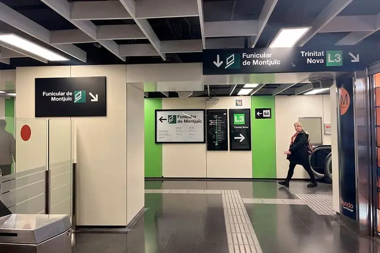 Metrô indicando o funicular para o Montjuic