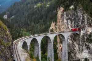 Trem trafega por elevado na Suíça