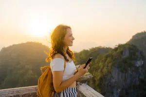 Mulher em viajem acionando a ComparaOnline