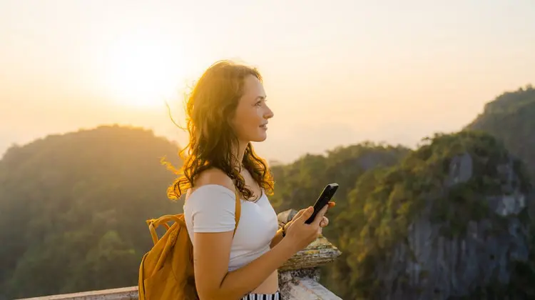 Mulher em viajem acionando a ComparaOnline