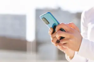 Pessoa no celular depois de comprar chip no Brasil ou na Europa