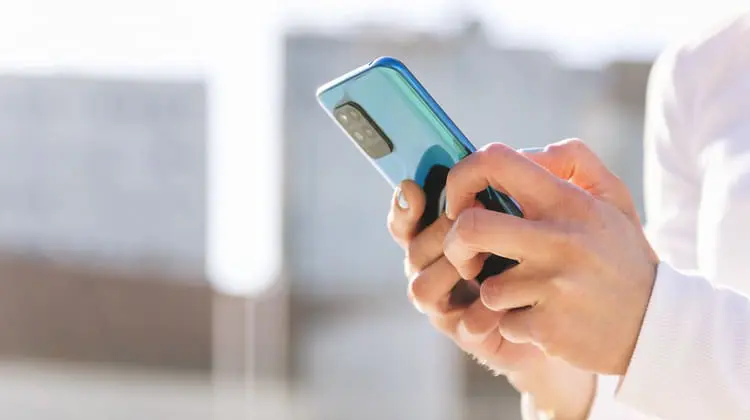 Pessoa no celular depois de comprar chip no Brasil ou na Europa