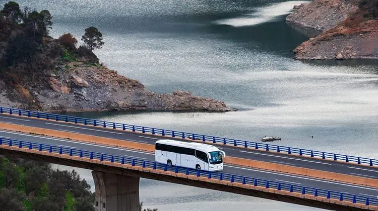 Ônibus em trajeto na Espanha
