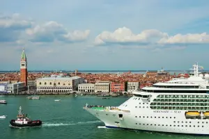 Cruzeiro passando em Veneza, um dos principais portos do Mediterrâneo.