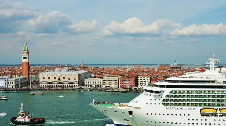 Cruzeiro passando em Veneza, um dos principais portos do Mediterrâneo.
