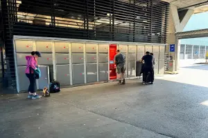 Depósito de bagagem em estação de trem.