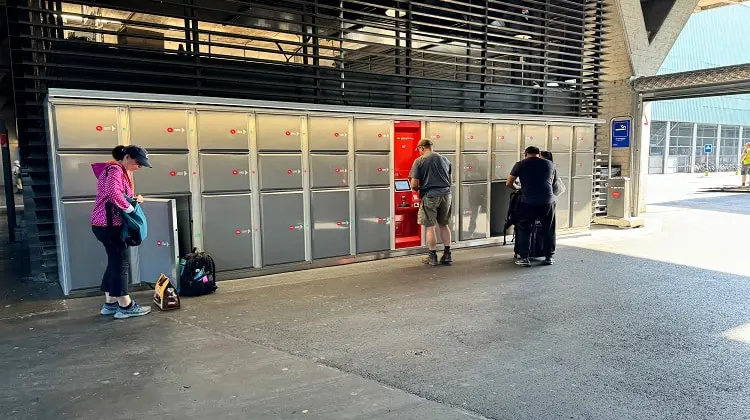Depósito de bagagem em estação de trem.