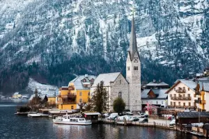 Paisagem de vilarejo na Áustria no inverno