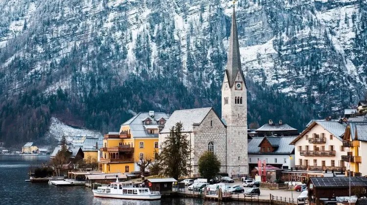 Paisagem de vilarejo na Áustria no inverno