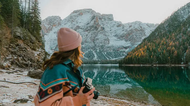 Turista em inverno na Europa