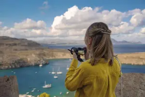 Turista fotografando um dos destinos mais instagramáveis na Europa