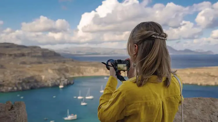 Turista fotografando um dos destinos mais instagramáveis na Europa
