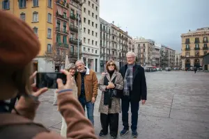 Casais tiram fotos em Barcelona, um dos melhores destinos para a terceira idade
