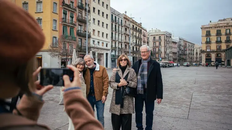 Casais tiram fotos em Barcelona, um dos melhores destinos para a terceira idade