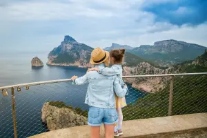 Mãe e filho passeando em um dos melhores destinos para viajar com a família na Europa
