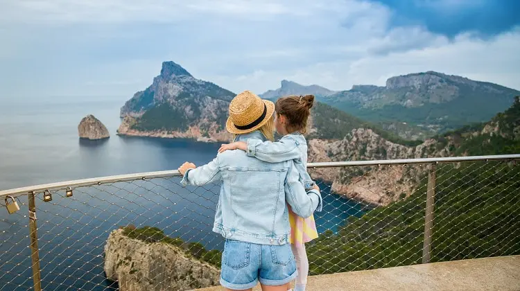 Mãe e filho passeando em um dos melhores destinos para viajar com a família na Europa