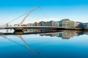 Ponte Samuel Beckett em dia ensolarado, Rio Liffey, Dublin, Irlanda