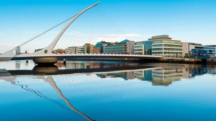 Ponte Samuel Beckett em dia ensolarado, Rio Liffey, Dublin, Irlanda