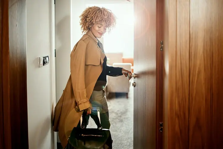 Mulher entrando em quarto de hotel.