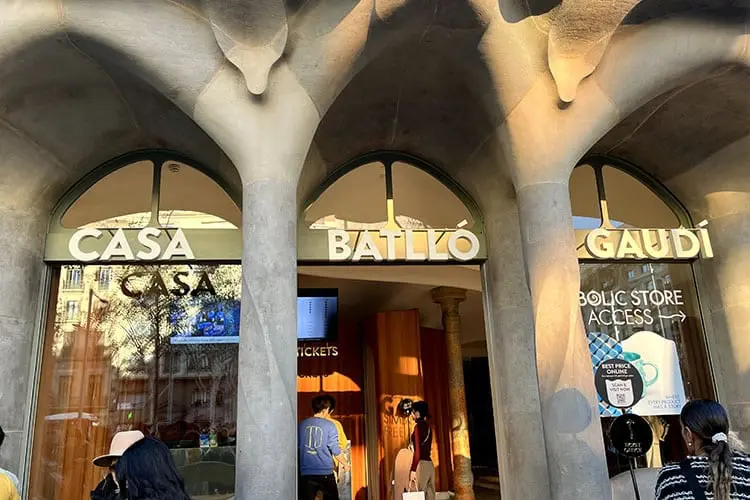 Detalhes da porta de entrada da Casa Battló, em Barcelona.