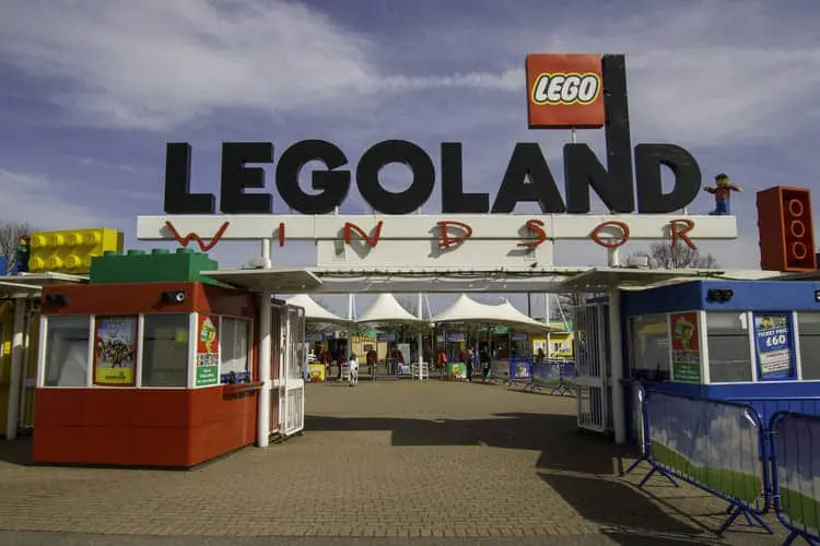 entrada da Legoland da Inglaterra frente a um céu azul