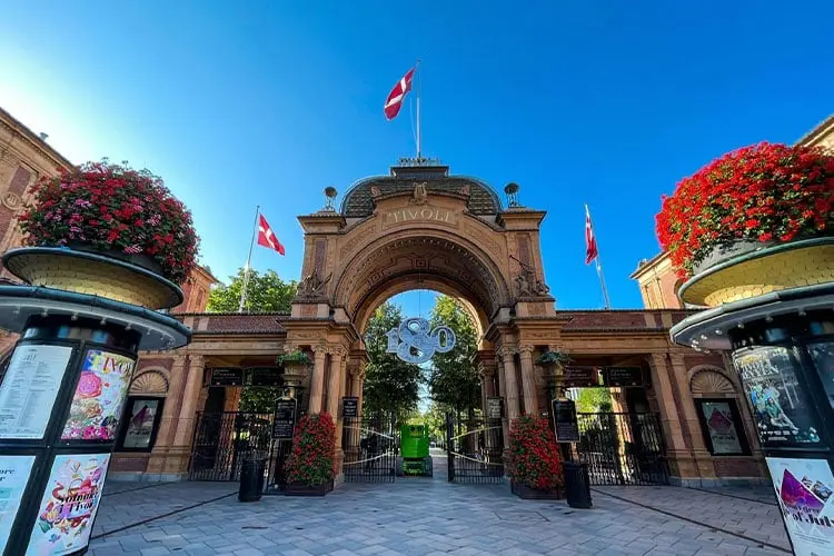 Portão de entrada do Jardim de Tivoli, antes da abertura
