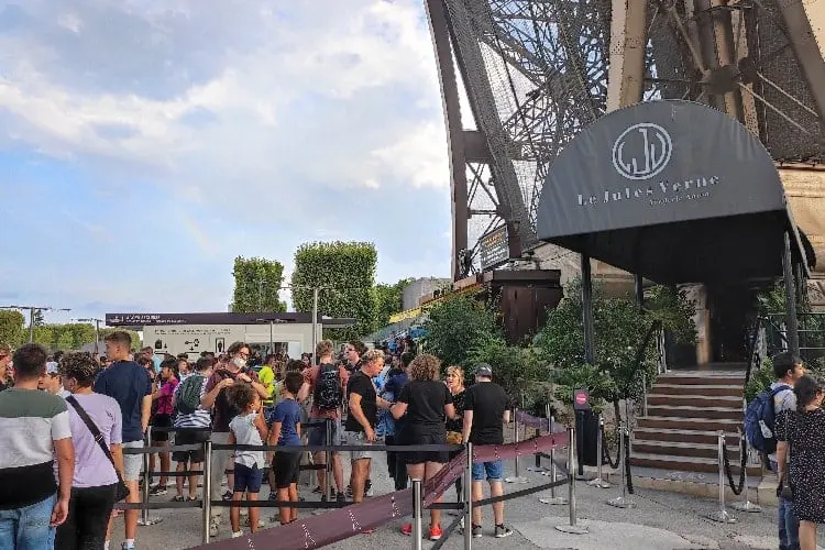 Entrada de um restaurante na Torre Eiffel.