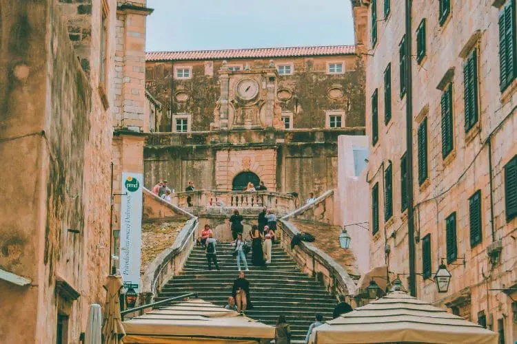 Escada da famosa Caminhada da Vergonha em Game of Thrones