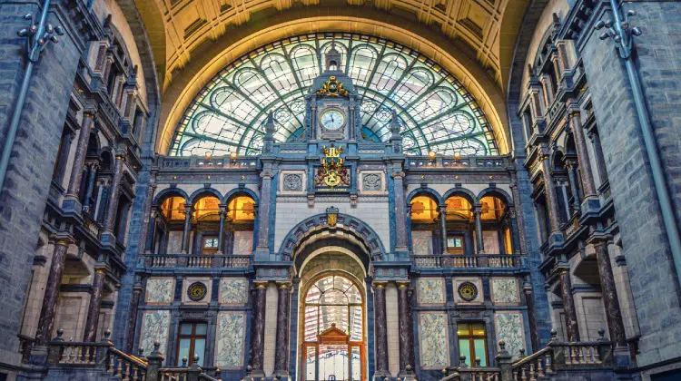 Antuérpia, na Bélgica, tem uma das estações de trem mais bonitas.