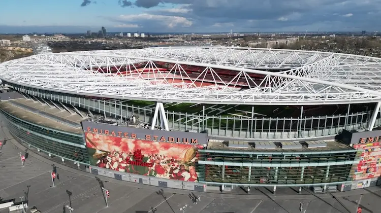 Um dos maiores estádios em Londres, o Emirates Stadium visto de cima