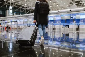 Mulher em viagem, no aeroporto