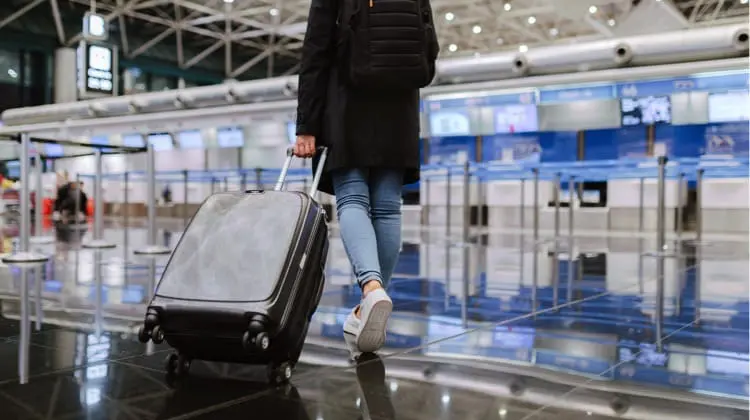 Mulher em viagem, no aeroporto