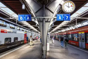 Plataformas em estação de trem, para viajar na Europa com transporte público